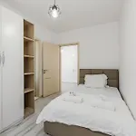 Mabel-the Jacuzzi Rooftop By Ps Apartment Golem (Tirana)