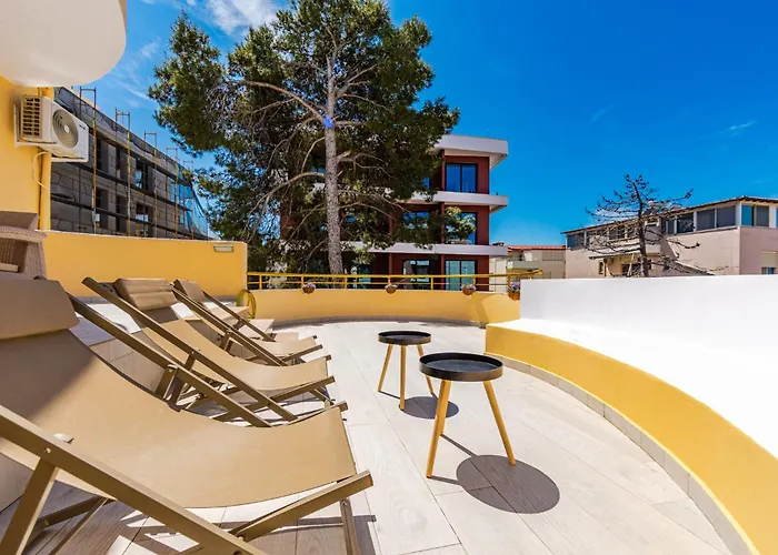Mabel-the Jacuzzi Rooftop By Ps Lägenhet Golem (Tirana)